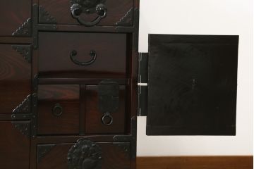 和製アンティーク　超美品!!　専門店にてフルリペア済み!!　前面欅(ケヤキ)材　希少な七福神金具が魅力の木地呂塗り仙台箪笥(時代箪笥、整理タンス、収納たんす、引き出し)(R-075045)