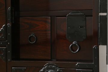 和製アンティーク　超美品!!　専門店にてフルリペア済み!!　前面欅(ケヤキ)材　希少な七福神金具が魅力の木地呂塗り仙台箪笥(時代箪笥、整理タンス、収納たんす、引き出し)(R-075045)