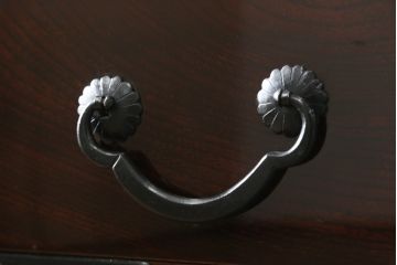 和製アンティーク　超美品!!　専門店にてフルリペア済み!!　前面欅(ケヤキ)材　希少な七福神金具が魅力の木地呂塗り仙台箪笥(時代箪笥、整理タンス、収納たんす、引き出し)(R-075045)