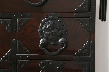 和製アンティーク　超美品!!　専門店にてフルリペア済み!!　前面欅(ケヤキ)材　希少な七福神金具が魅力の木地呂塗り仙台箪笥(時代箪笥、整理タンス、収納たんす、引き出し)(R-075045)