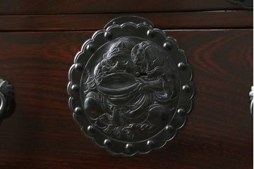 和製アンティーク　超美品!!　専門店にてフルリペア済み!!　前面欅(ケヤキ)材　希少な七福神金具が魅力の木地呂塗り仙台箪笥(時代箪笥、整理タンス、収納たんす、引き出し)(R-075045)
