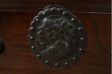 和製アンティーク　超美品!!　専門店にてフルリペア済み!!　前面欅(ケヤキ)材　希少な七福神金具が魅力の木地呂塗り仙台箪笥(時代箪笥、整理タンス、収納たんす、引き出し)(R-075045)