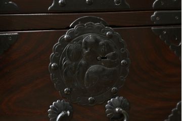 和製アンティーク　超美品!!　専門店にてフルリペア済み!!　前面欅(ケヤキ)材　希少な七福神金具が魅力の木地呂塗り仙台箪笥(時代箪笥、整理タンス、収納たんす、引き出し)(R-075045)