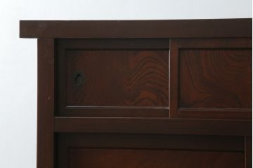 和製アンティーク　前面欅(ケヤキ)材　檜(ヒノキ)材　重厚感ある佇まいが魅力的な二段重ね金沢水屋箪笥(食器棚、キャビネット、重ねタンス、茶棚、茶箪笥、収納棚、戸棚、店舗什器)(R-075056)