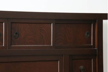 和製アンティーク　前面欅(ケヤキ)材　檜(ヒノキ)材　重厚感ある佇まいが魅力的な二段重ね金沢水屋箪笥(食器棚、キャビネット、重ねタンス、茶棚、茶箪笥、収納棚、戸棚、店舗什器)(R-075056)
