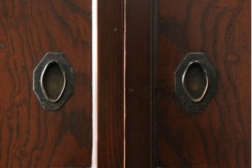 和製アンティーク　前面欅(ケヤキ)材　檜(ヒノキ)材　重厚感ある佇まいが魅力的な二段重ね金沢水屋箪笥(食器棚、キャビネット、重ねタンス、茶棚、茶箪笥、収納棚、戸棚、店舗什器)(R-075056)