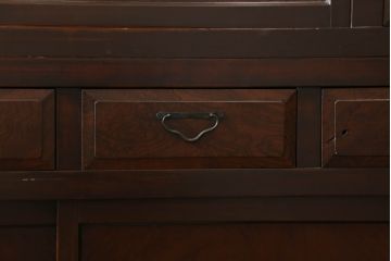 和製アンティーク　前面欅(ケヤキ)材　檜(ヒノキ)材　重厚感ある佇まいが魅力的な二段重ね金沢水屋箪笥(食器棚、キャビネット、重ねタンス、茶棚、茶箪笥、収納棚、戸棚、店舗什器)(R-075056)