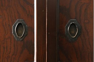 和製アンティーク　前面欅(ケヤキ)材　檜(ヒノキ)材　重厚感ある佇まいが魅力的な金沢水屋箪笥サイドボード(食器棚、サイドキャビネット、茶棚、茶箪笥、収納棚、戸棚、店舗什器)(R-075057)