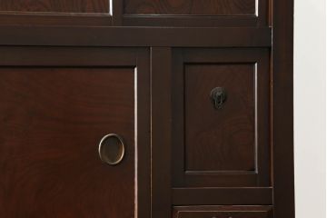 和製アンティーク　前面欅(ケヤキ)材　檜(ヒノキ)材　重厚感ある佇まいが魅力的な金沢水屋箪笥サイドボード(食器棚、サイドキャビネット、茶棚、茶箪笥、収納棚、戸棚、店舗什器)(R-075057)