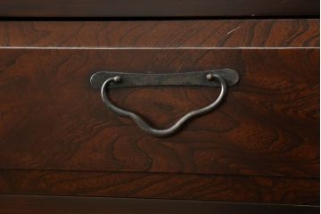 和製アンティーク　前面欅(ケヤキ)材　檜(ヒノキ)材　重厚感ある佇まいが魅力的な金沢水屋箪笥サイドボード(食器棚、サイドキャビネット、収納棚、戸棚、店舗什器)(R-075058)