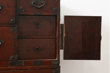 和製アンティーク　前面栗材　和の空間を引き立てる二段重ね米沢箪笥(重ね箪笥、和たんす、時代箪笥、衣装箪笥、収納タンス、引き出し)(R-075059)