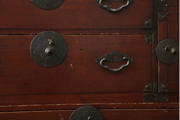 和製アンティーク　前面栗材　和の空間を引き立てる二段重ね米沢箪笥(重ね箪笥、和たんす、時代箪笥、衣装箪笥、収納タンス、引き出し)(R-075059)