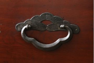 和製アンティーク　前面栗材　和の空間を引き立てる二段重ね米沢箪笥(重ね箪笥、和たんす、時代箪笥、衣装箪笥、収納タンス、引き出し)(R-075059)