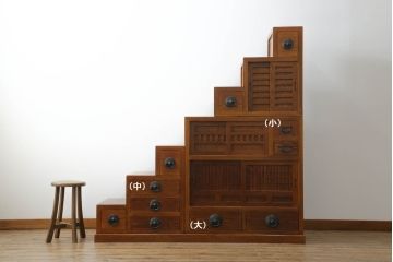 中古　美品!!　楡(ニレ)材　組み合わせ式　収納力抜群!!金具の素敵な両面使いできる階段箪笥(和箪笥、和タンス、収納箪笥)(R-075079)