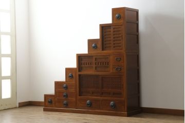 中古　美品!!　楡(ニレ)材　組み合わせ式　収納力抜群!!金具の素敵な両面使いできる階段箪笥(和箪笥、和タンス、収納箪笥)(R-075079)