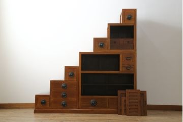 中古　美品!!　楡(ニレ)材　組み合わせ式　収納力抜群!!金具の素敵な両面使いできる階段箪笥(和箪笥、和タンス、収納箪笥)(R-075079)