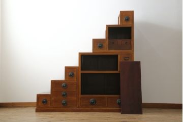 中古　美品!!　楡(ニレ)材　組み合わせ式　収納力抜群!!金具の素敵な両面使いできる階段箪笥(和箪笥、和タンス、収納箪笥)(R-075079)