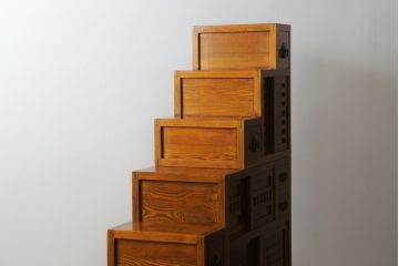 中古　美品!!　楡(ニレ)材　組み合わせ式　収納力抜群!!金具の素敵な両面使いできる階段箪笥(和箪笥、和タンス、収納箪笥)(R-075079)