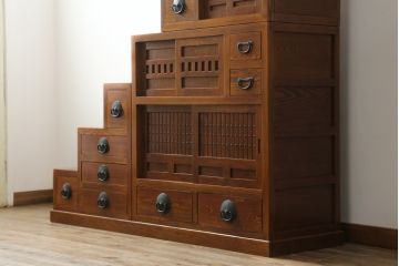 中古　美品!!　楡(ニレ)材　組み合わせ式　収納力抜群!!金具の素敵な両面使いできる階段箪笥(和箪笥、和タンス、収納箪笥)(R-075079)