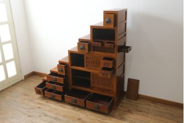 中古　美品!!　楡(ニレ)材　組み合わせ式　収納力抜群!!金具の素敵な両面使いできる階段箪笥(和箪笥、和タンス、収納箪笥)(R-075079)