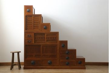 中古　美品!!　楡(ニレ)材　組み合わせ式　収納力抜群!!金具の素敵な両面使いできる階段箪笥(和箪笥、和タンス、収納箪笥)(R-075079)