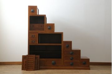 中古　美品!!　楡(ニレ)材　組み合わせ式　収納力抜群!!金具の素敵な両面使いできる階段箪笥(和箪笥、和タンス、収納箪笥)(R-075079)