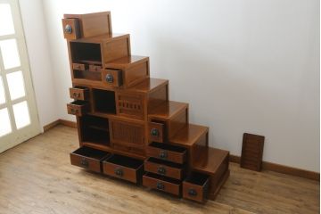 中古　美品!!　楡(ニレ)材　組み合わせ式　収納力抜群!!金具の素敵な両面使いできる階段箪笥(和箪笥、和タンス、収納箪笥)(R-075079)