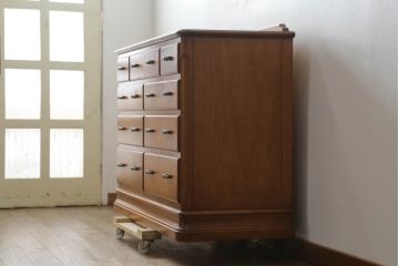 中古　美品　横浜クラシック家具　ダニエル(Daniel)　Etranger(エトランジェ)　E-111　温かみのある色合いと品のある佇まいが魅力のチェスト(サイドボード、引き出し)(定価約80万円)(R-075081)