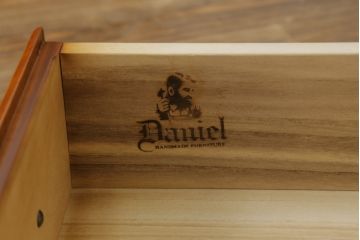 中古　美品　横浜クラシック家具　ダニエル(Daniel)　Etranger(エトランジェ)　E-111　温かみのある色合いと品のある佇まいが魅力のチェスト(サイドボード、引き出し)(定価約80万円)(R-075081)