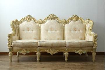 中古　イタリア高級家具　SILIK(シリック)　優雅で上品なロココ調の3人掛けソファ　(R-075094)