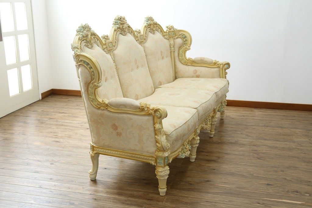 中古　イタリア高級家具　SILIK(シリック)　優雅で上品なロココ調の3人掛けソファ　(R-075094)