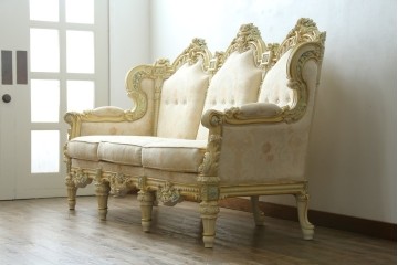 中古　イタリア高級家具　SILIK(シリック)　優雅で上品なロココ調の3人掛けソファ　(R-075094)