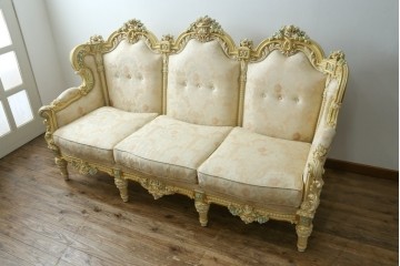中古　イタリア高級家具　SILIK(シリック)　優雅で上品なロココ調の3人掛けソファ　(R-075094)