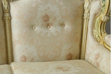 中古　イタリア高級家具　SILIK(シリック)　優雅で上品なロココ調の3人掛けソファ　(R-075094)