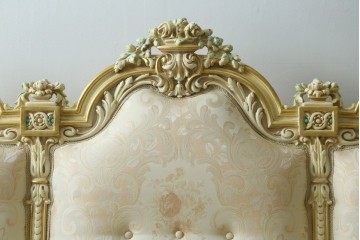中古　イタリア高級家具　SILIK(シリック)　優雅で上品なロココ調の3人掛けソファ　(R-075094)