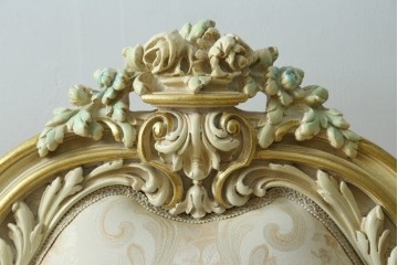 中古　イタリア高級家具　SILIK(シリック)　優雅で上品なロココ調の3人掛けソファ　(R-075094)