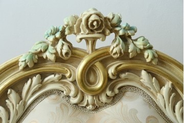 中古　イタリア高級家具　SILIK(シリック)　優雅で上品なロココ調の3人掛けソファ　(R-075094)