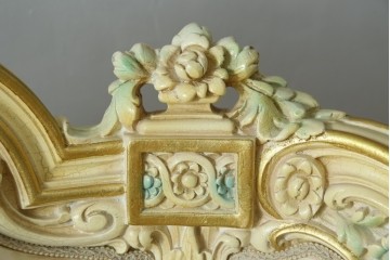 中古　イタリア高級家具　SILIK(シリック)　優雅で上品なロココ調の3人掛けソファ　(R-075094)