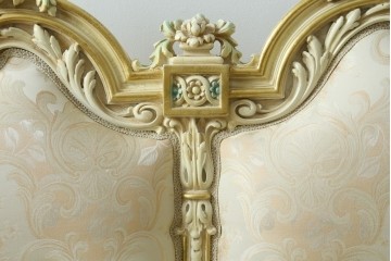 中古　イタリア高級家具　SILIK(シリック)　優雅で上品なロココ調の3人掛けソファ　(R-075094)
