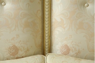 中古　イタリア高級家具　SILIK(シリック)　優雅で上品なロココ調の3人掛けソファ　(R-075094)