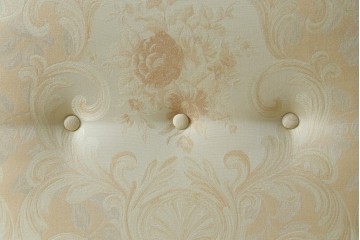中古　イタリア高級家具　SILIK(シリック)　優雅で上品なロココ調の3人掛けソファ　(R-075094)
