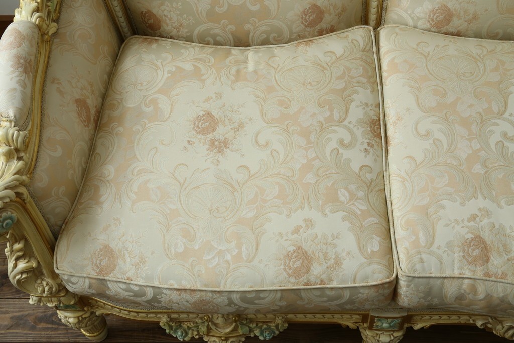 中古　イタリア高級家具　SILIK(シリック)　優雅で上品なロココ調の3人掛けソファ　(R-075094)