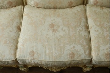 中古　イタリア高級家具　SILIK(シリック)　優雅で上品なロココ調の3人掛けソファ　(R-075094)