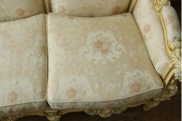 中古　イタリア高級家具　SILIK(シリック)　優雅で上品なロココ調の3人掛けソファ　(R-075094)