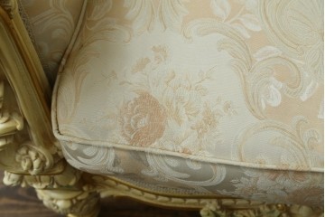 中古　イタリア高級家具　SILIK(シリック)　優雅で上品なロココ調の3人掛けソファ　(R-075094)