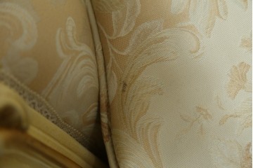 中古　イタリア高級家具　SILIK(シリック)　優雅で上品なロココ調の3人掛けソファ　(R-075094)