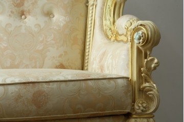中古　イタリア高級家具　SILIK(シリック)　優雅で上品なロココ調の3人掛けソファ　(R-075094)