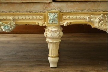 中古　イタリア高級家具　SILIK(シリック)　優雅で上品なロココ調の3人掛けソファ　(R-075094)