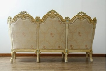中古　イタリア高級家具　SILIK(シリック)　優雅で上品なロココ調の3人掛けソファ　(R-075094)