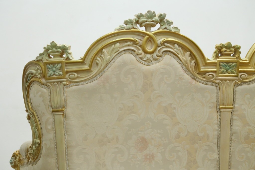 中古　イタリア高級家具　SILIK(シリック)　優雅で上品なロココ調の3人掛けソファ　(R-075094)